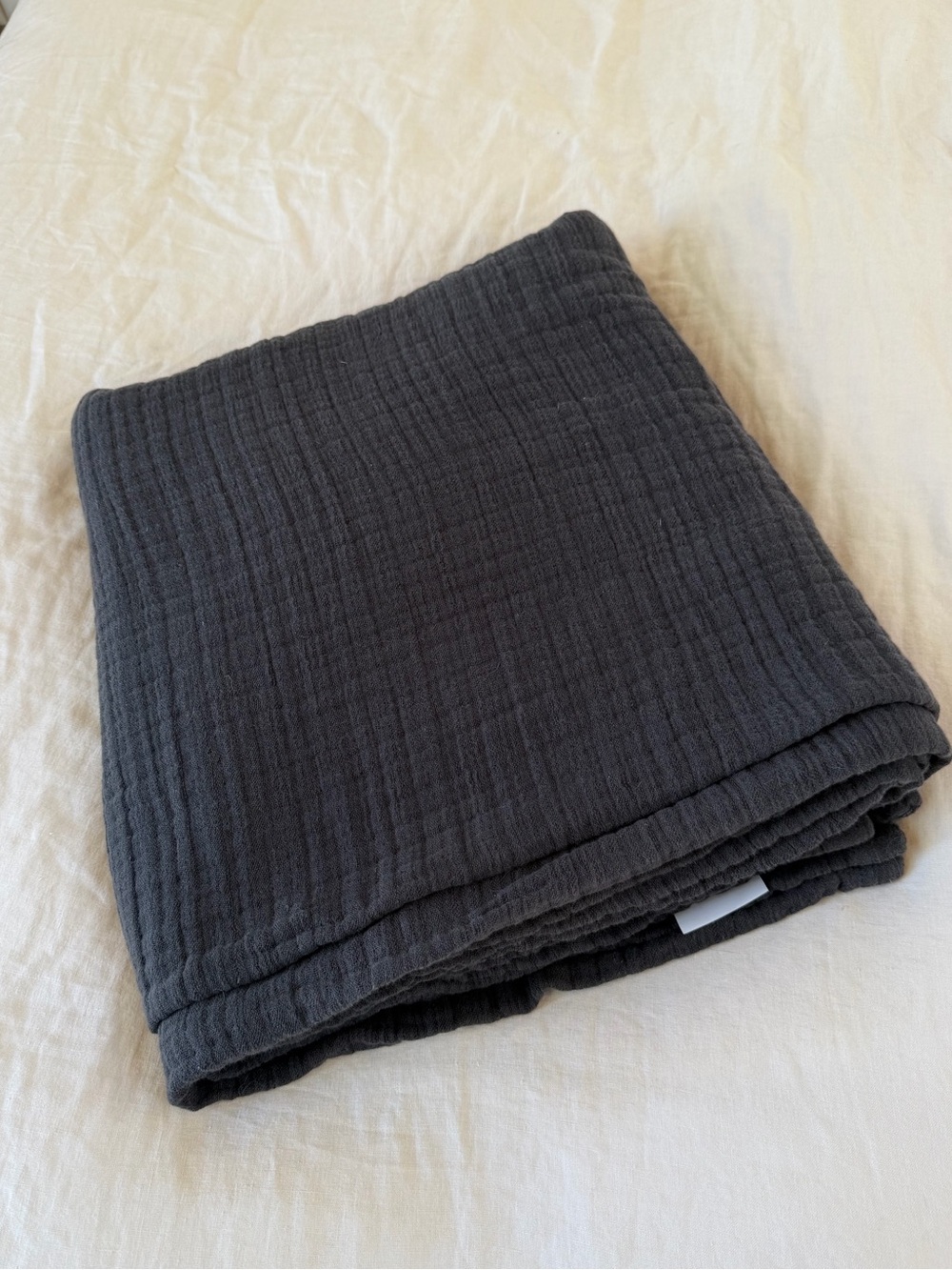 Parachute cloud cotton & linen throw blanket in coal - Picture 4 of 4